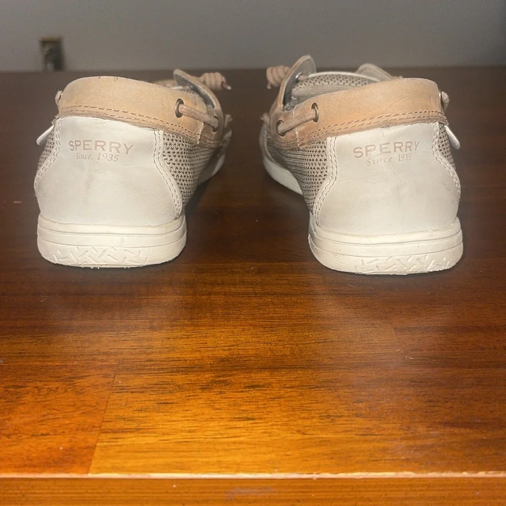 Sperry ladies TopSider Boat shoe. Size 6M. Linen/Oat. Minimal wear